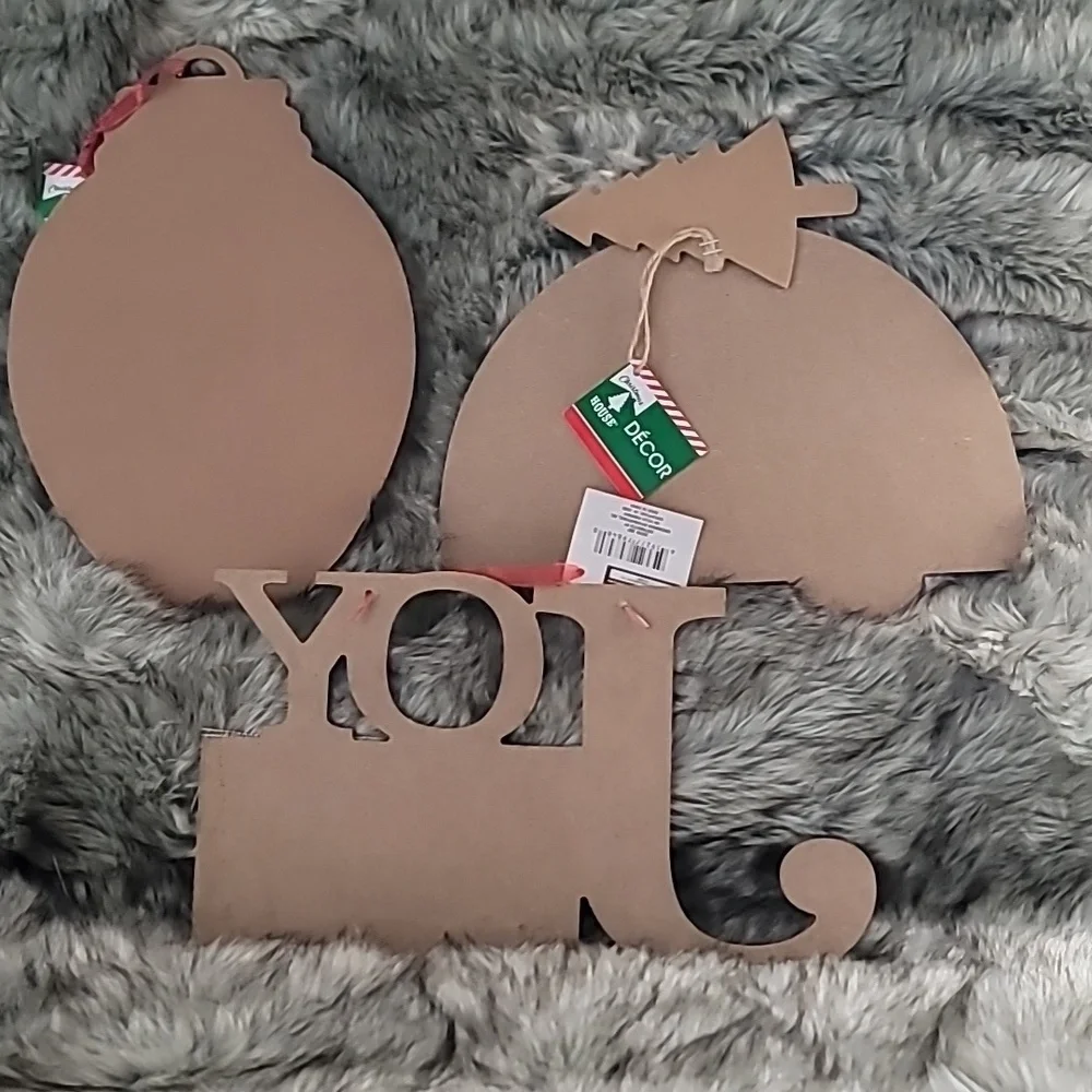 ✨3 for $15✨ Bundle sale –Festive Holiday Decor Set - Red, Green, White - Picture 11 of 11